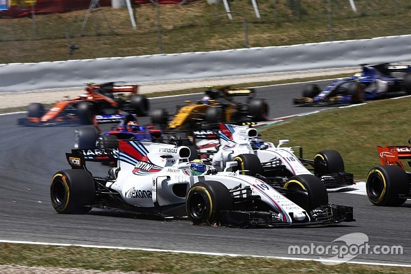 Felipe Massa, Williams FW40, komt naar de pits met een lekke band