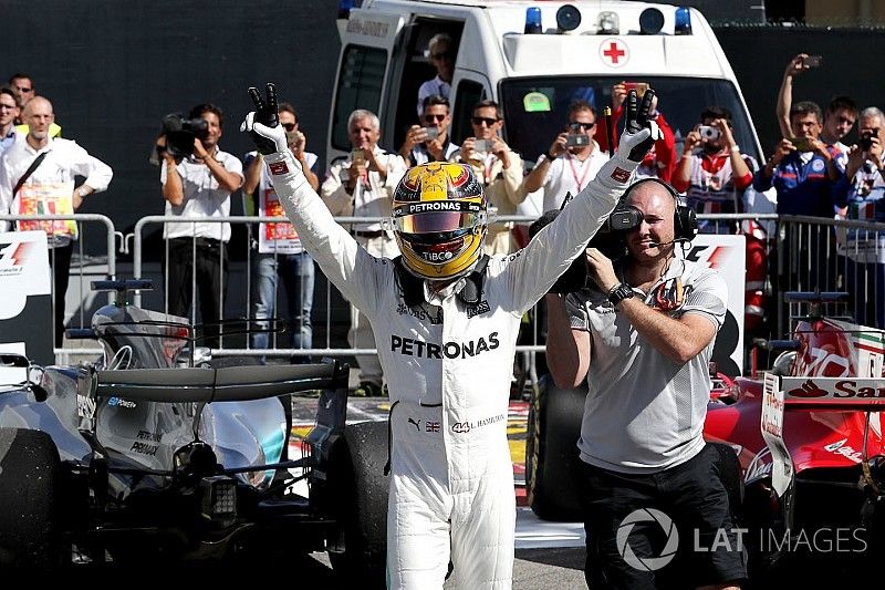 Le vainqueur Lewis Hamilton, Mercedes AMG F1 fête sa victoire dans le Parc Fermé