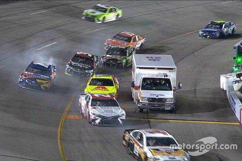 Ambulância aparece em entrada de pits e complica pilotos