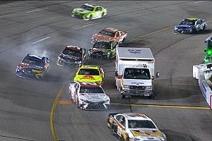 Ambulância aparece em entrada de pits e complica pilotos
