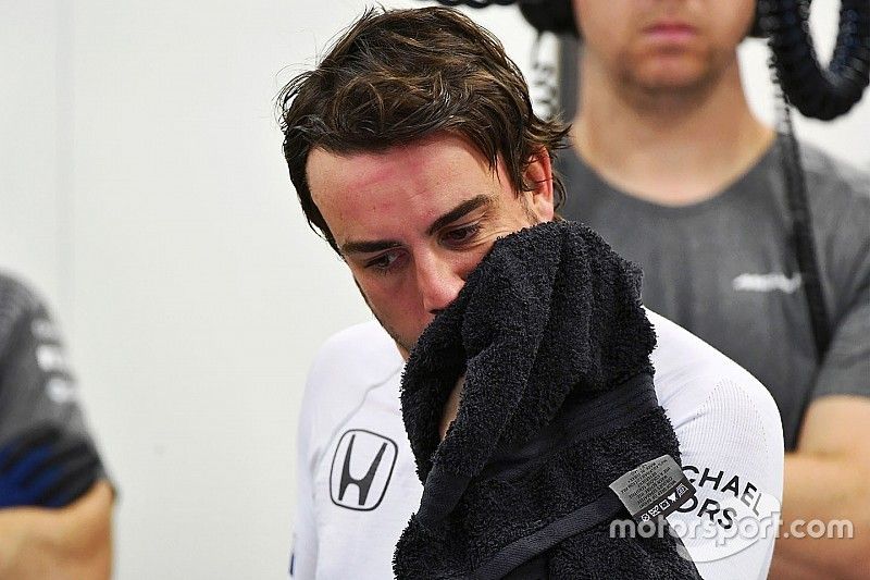 Frustrasi, Alonso rusak tembok pit box di GP Singapura