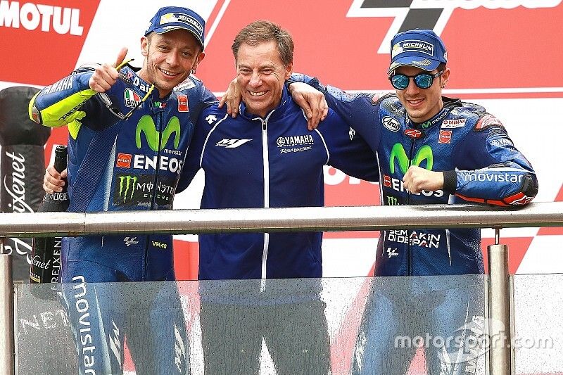 1. Marvick Vinales, Yamaha Factory Racing; 2. Valentino Rossi, Yamaha Factory Racing, mit Lin Jarvis, Yamaha Factory Racing, Teamchef