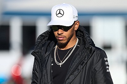 Lewis Hamilton és a reptéri mizéria