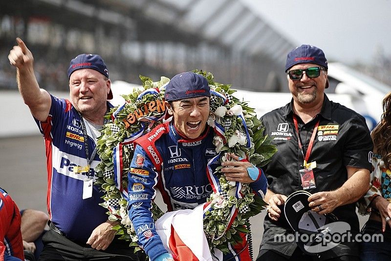 Что писали в соцсетях про сход Алонсо (и победу Сато) в Indy 500
