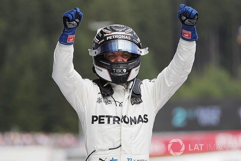 Le vainqueur Valtteri Bottas, Mercedes AMG F1 fête sa victoire dans le Parc Fermé