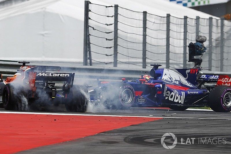  Daniil Kvyat, Scuderia Toro Rosso STR12, collides, Fernando Alonso, McLaren MCL32