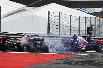 Alonso: Turn 1 crash down to Kvyat taking "unnecessary" risk