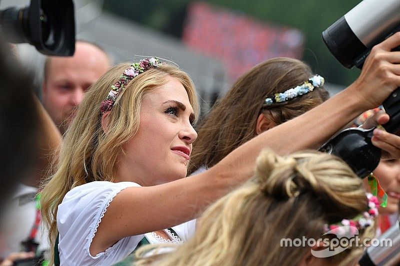 Grid Girls austríacas atiram camisetas para fãs antes de GP