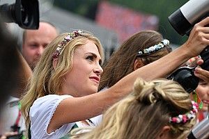 Grid Girls austríacas atiram camisetas para fãs antes de GP
