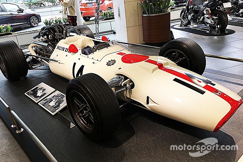 【F1】サーティース追悼、ホンダRA300が青山に展示中