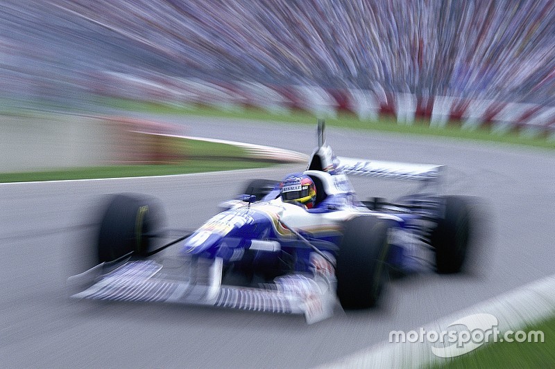 Ma 23 éve, hogy Villeneuve berobbant a Forma-1-be: pole, dobogó, leggyorsabb kör
