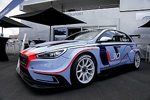 Hyundai pajang i30 TCR di Nurburgring