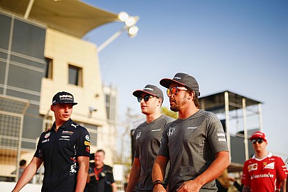 Alonsónak tetszik, hogy Verstappen az egyik legjobbnak nevezte