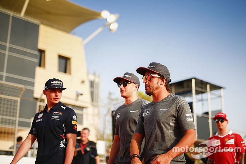 Alonsónak tetszik, hogy Verstappen az egyik legjobbnak nevezte