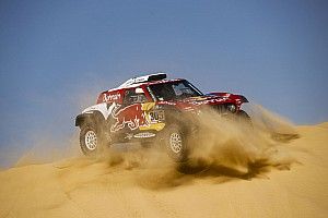 10 percre csökkent Sainz előnye a Dakaron, megérkezett Peterhansel