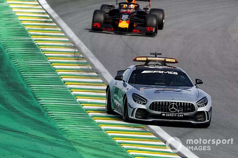 Max Verstappen, Red Bull Racing RB15 et Alexander Albon, Red Bull RB15 derri&egrave;re la voiture de s&eacute;curit&eacute;