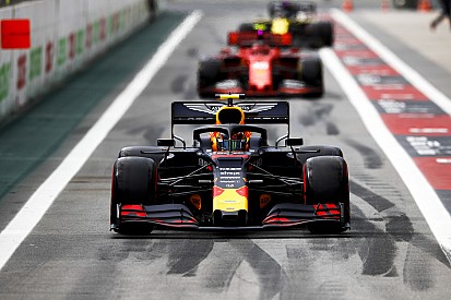 Albon hibázott, amikor nyitva hagyta az ajtót Hamilton előtt?