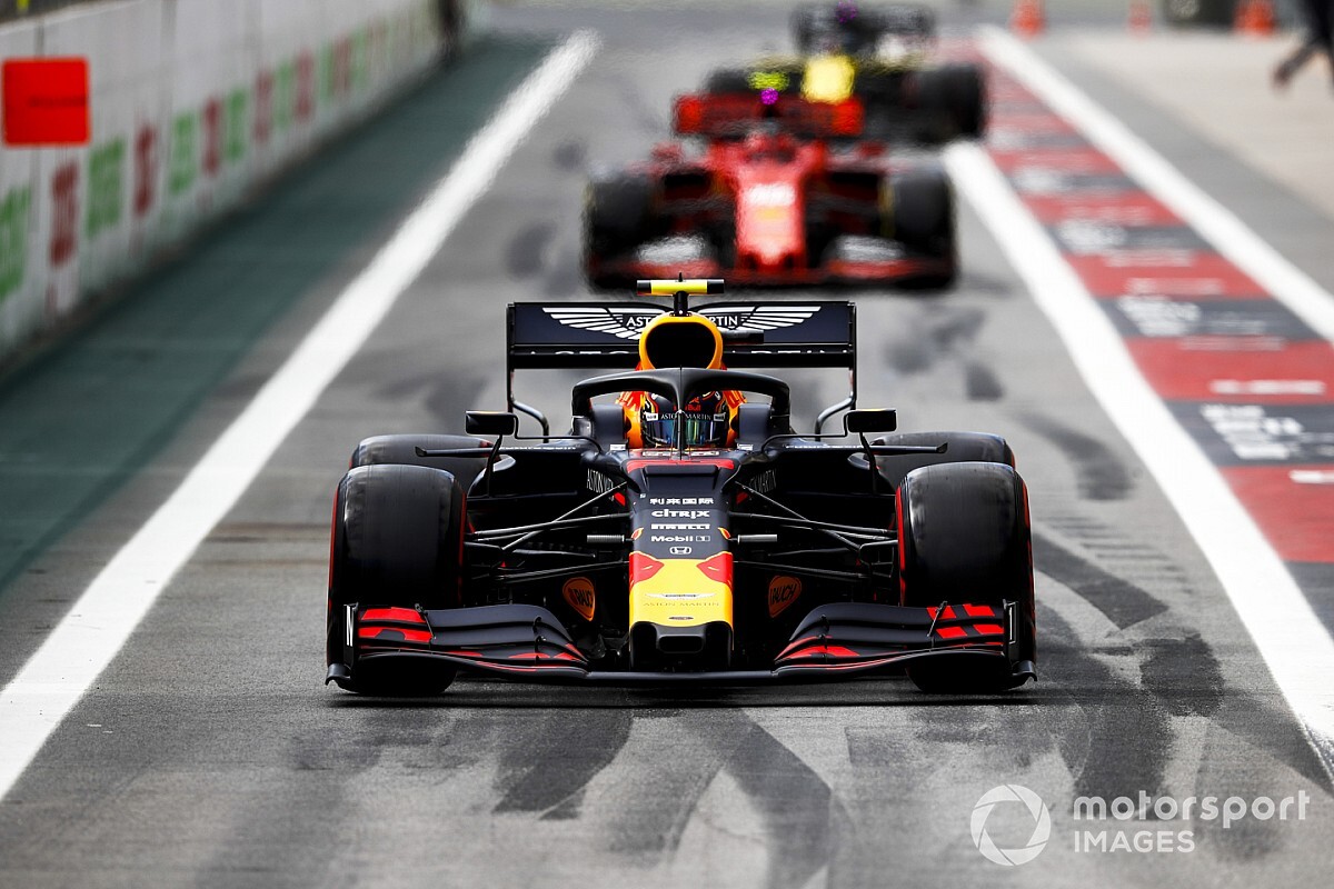 Albon hibázott, amikor nyitva hagyta az ajtót Hamilton előtt?