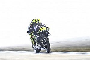 Rossi saca un dedo de la leva del freno para ganar estabilidad