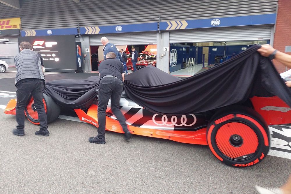 El Audi F1 bajo una lona