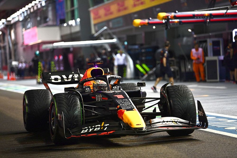 Max Verstappen, Red Bull Racing RB18, sort de son garage