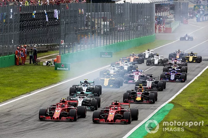 Kimi Raikkonen, Ferrari SF71H, Sebastian Vettel, Ferrari SF71H, Lewis Hamilton, Mercedes AMG F1 W09, Valtteri Bottas, Mercedes AMG F1 W09, Max Verstappen, Red Bull Racing RB14 Tag Heuer y el resto de la parrilla