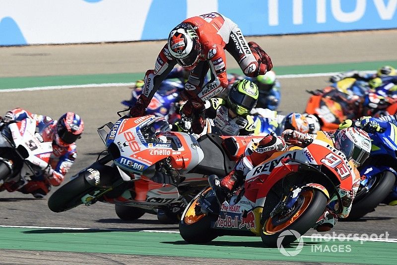 Jorge Lorenzo, Ducati Team cae al inicio de la carrera