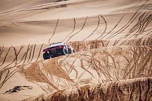 Dakar: Loebék leeresztették a gumikat a kardántörés után
