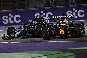 Los comisarios sancionan a Verstappen por el toque con Hamilton