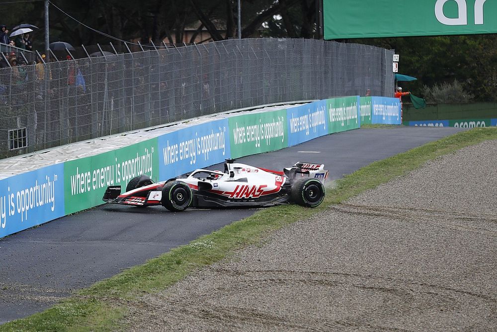 Magnussen crasht bijna, maar imponeert vervolgens met vierde tijd