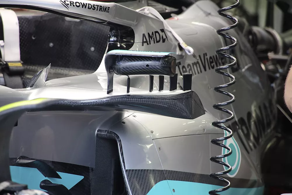 Un r&eacute;troviseur de la Mercedes W13 