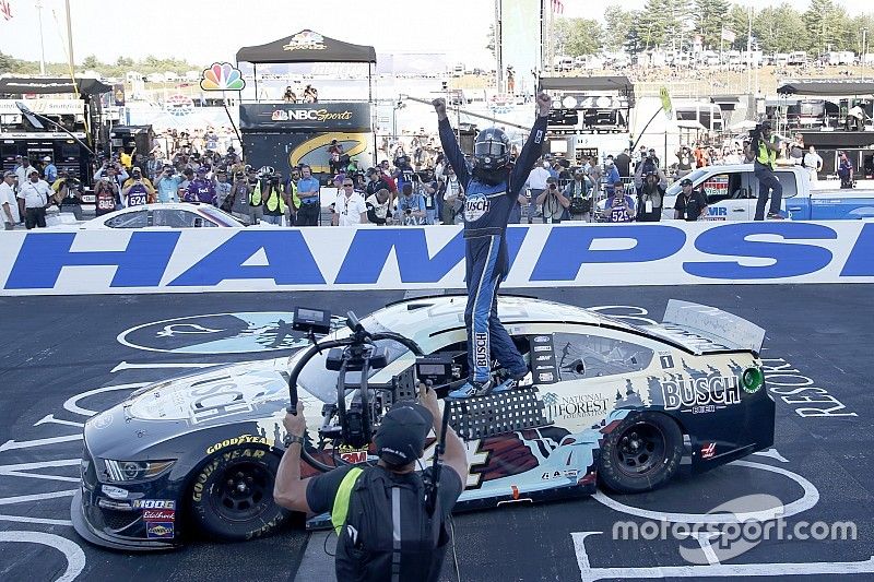 Harvick supera a Hamlin en un cerrado final y gana en New Hampshire