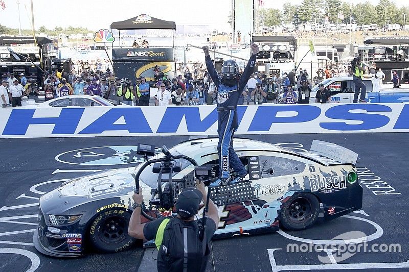 Race Winner Kevin Harvick, Stewart-Haas Racing, Ford Mustang Busch Beer / National Forest Foundation