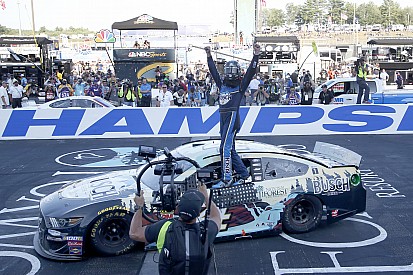 Harvick supera a Hamlin en un cerrado final y gana en New Hampshire
