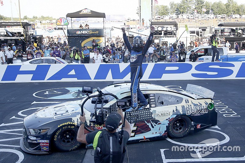 Harvick supera a Hamlin en un cerrado final y gana en New Hampshire