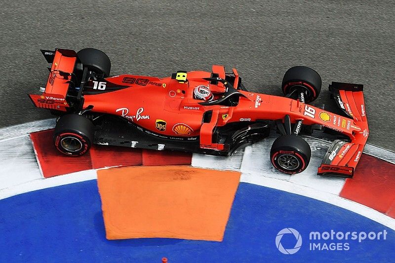 Leclerc nipt voor Verstappen in eerste training Grand Prix van Rusland