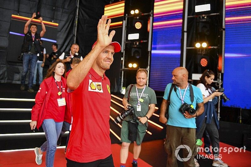 Vettel ünnepelt, csak elfelejtette közvetíteni, de reagált Leclerc-re