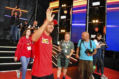Vettel ünnepelt, csak elfelejtette közvetíteni, de reagált Leclerc-re