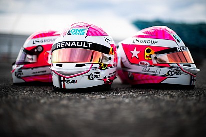 I piloti della Academy Renault in pista con il casco di Hubert