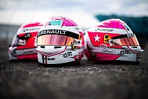 I piloti della Academy Renault in pista con il casco di Hubert