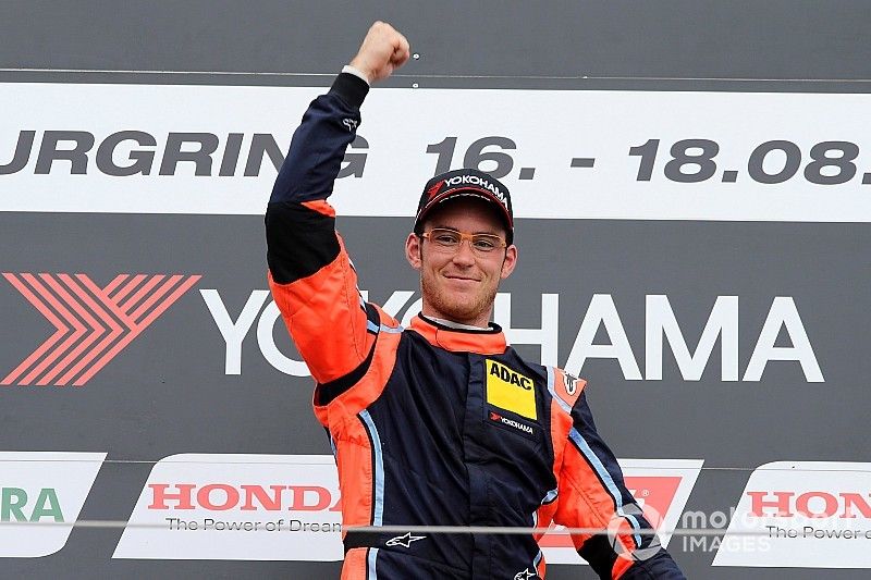 Neuville domina en debut en circuito con pole y victoria