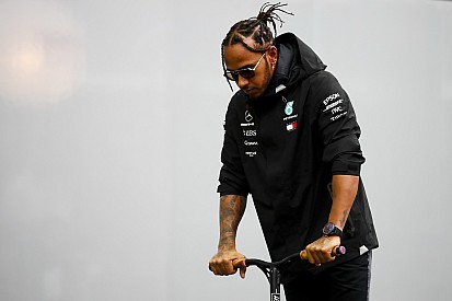 VÍDEO: Hamilton se desculpa após derrubar celular de fã em Singapura
