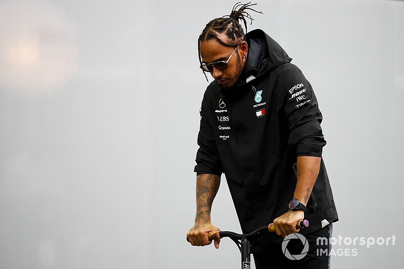VÍDEO: Hamilton se desculpa após derrubar celular de fã em Singapura