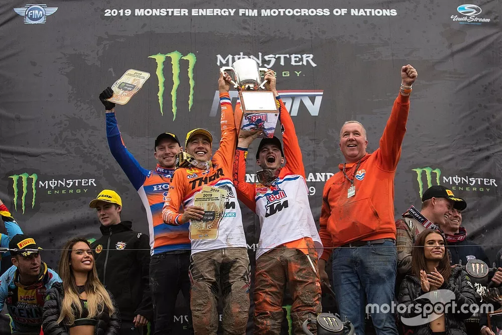 Calvin Vlaanderen, Glenn Coldenhoff en Jeffrey Herlings, TeamNL viert feest op het podium