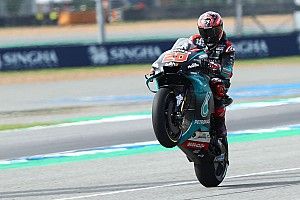 Pole y caída de Quartararo; resbalón de Márquez