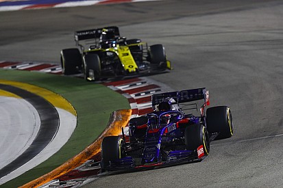 Videón Ricciardo nagyszerű manővere Kvjat ellen Szingapúrból
