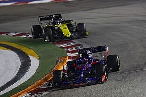 Videón Ricciardo nagyszerű manővere Kvjat ellen Szingapúrból