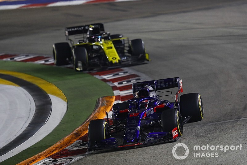 Videón Ricciardo nagyszerű manővere Kvjat ellen Szingapúrból