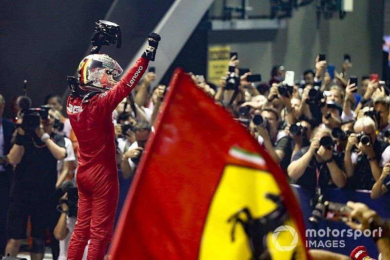 El ganador de la carrera Sebastian Vettel, Ferrari, celebra en el Parc Ferme