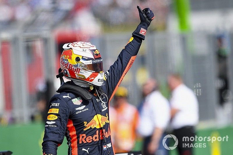 Max Verstappen, Red Bull Racing, lo celebra tras conseguir su primera pole position en F1